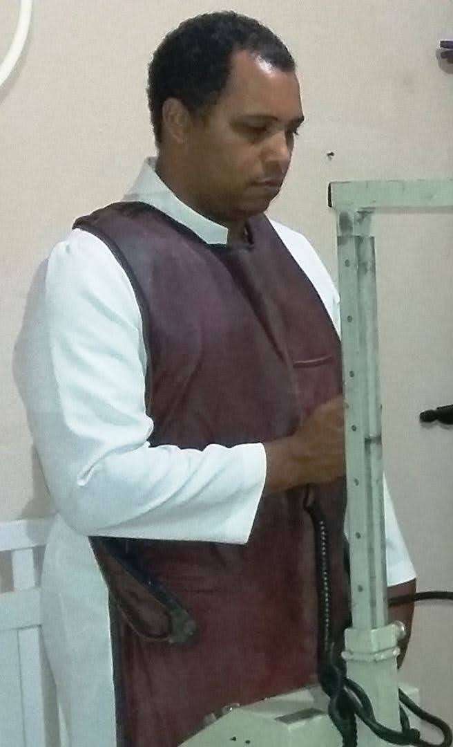 Flávio Henrique realziando um exame de raio-x domiciliar